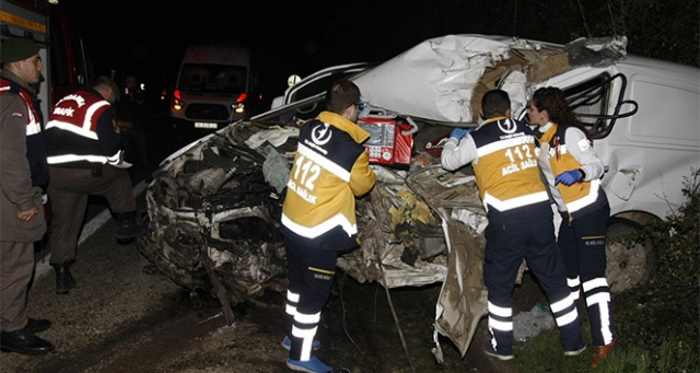 Bursa&#039;da tır ile minibüs çarpıştı: 1 ölü, 1 yaralı