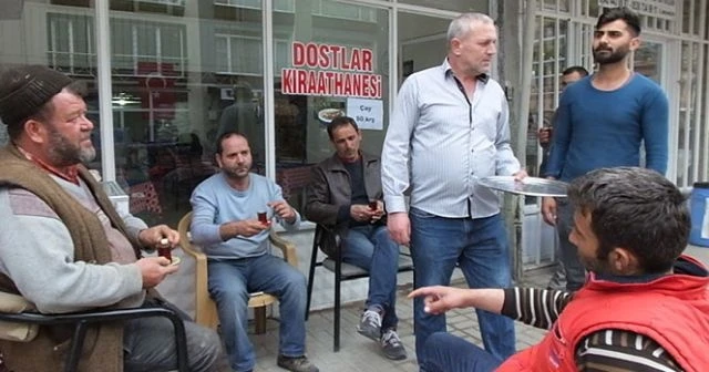 Çayı 2 yıldır 50 kuruşa satıyor