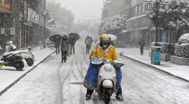 Çin&#039;de yoğun kar yağışı ulaşımı olumsuz etkiledi