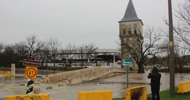 Edirne&#039;de Tunca Nehri &#039;Kırmızı alarm&#039; seviyesine yükseldi