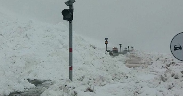 Eğribel&#039;de çığ nedeniyle yol ulaşıma bir süre kapandı