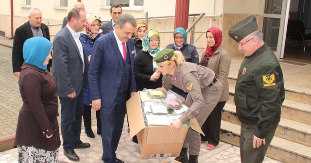 Ev kadınları, Afrin&#039;deki askerler için boyunluk ördü