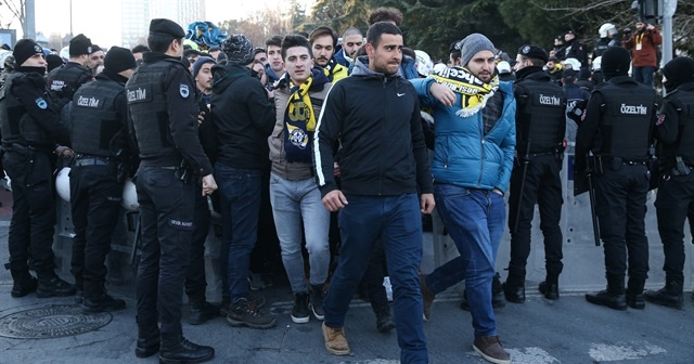 Fenerbahçeli taraftarlar Beşiktaşlıları kızdırdı