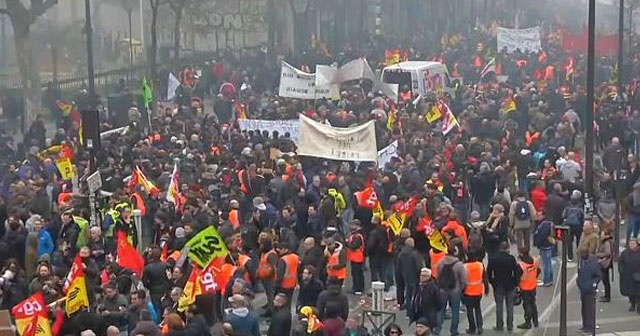 Fransa&#039;da öfkeli kamu çalışanları sokaklara döküldü