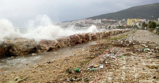 Gemlik'te sahil çöple doldu