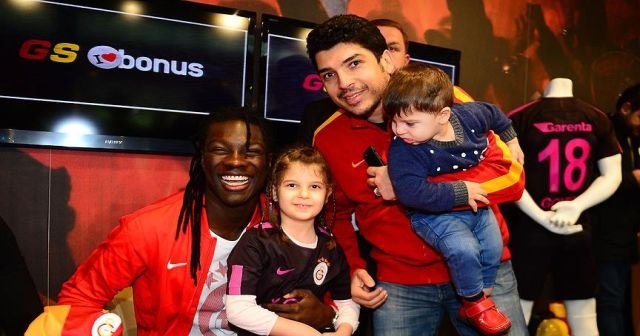 Gomis, Galatasaraylı taraftarlarla buluştu