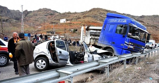 Gümüşhane&#039;de TIR ile otomobil çarpıştı: 3 ölü, 1 yaralı