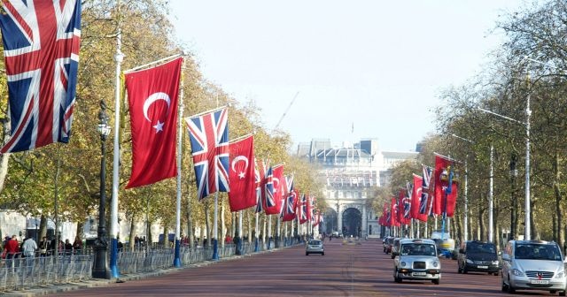 İngiltere Türk vatandaşlarına verdiği süresiz oturum hakkını kaldırdı