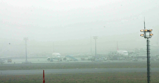 İstanbul&#039;da hava ulaşımına sis engeli, uçaklar zorunlu tur attı