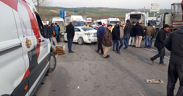 İstanbul&#039;da öğrenci servisi otomobille çarpıştı: Bir öğrenci öldü 12 yaralı var