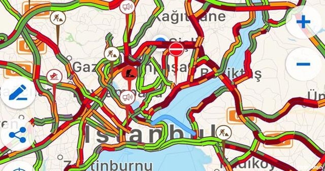 İstanbul&#039;da sağanak yağış trafiği kilitledi