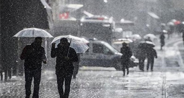 İstanbul&#039;da sağanak yağmur etkili oluyor
