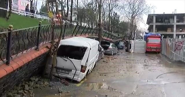 İstanbul Eyüp&#039;te 4 araç çöken duvarın altında kaldı!