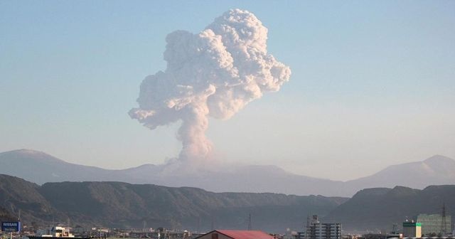 Japonya&#039;da Shinmoe Yanardağı&#039;nda güçlü patlamalar