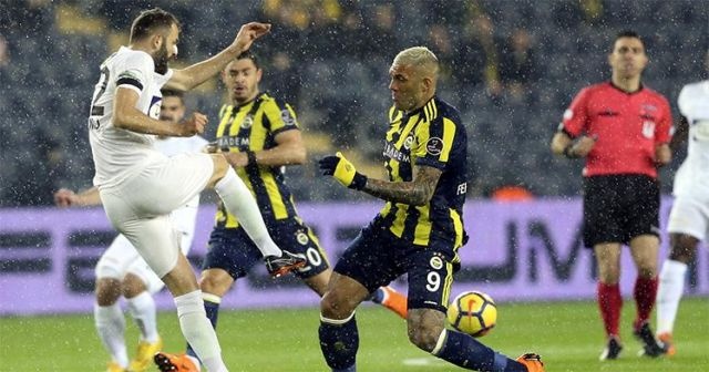 Kadıköy&#039;de Fenerbahçe ağır yaralı