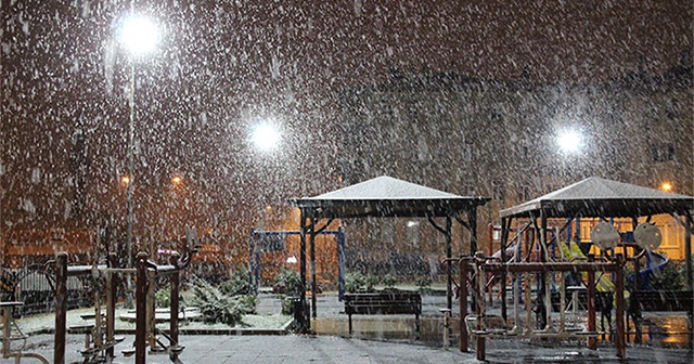 Karaman’a Mart ayında lapa lapa kar yağdı