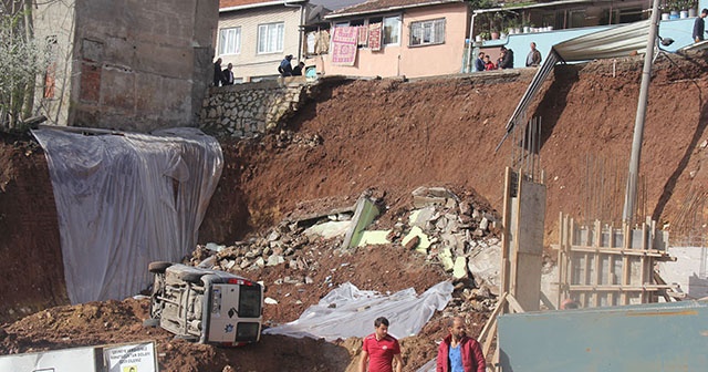 Kocaeli&#039;nde yol çöktü! Bir sürücü saniyelerle kurtuldu