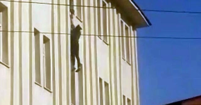 Korkunç anlar! Genç kız kendini boşluğa bıraktı