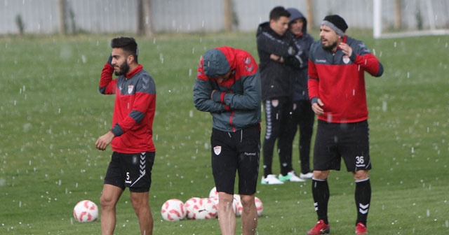 Manisaspor&#039;un antrenmanında dolu yağışı