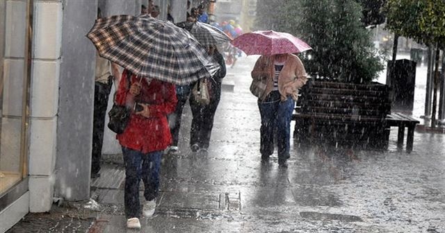 Fırtına İstanbul&#039;u vurdu! Yağmur doluya döndü