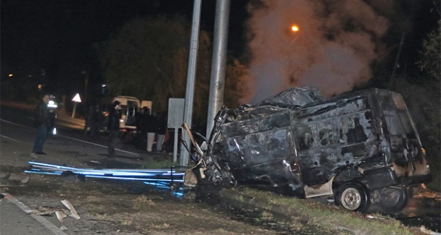 Minibüs aydınlatma direğine çarptı: 17 ölü, çok sayıda yaralı var