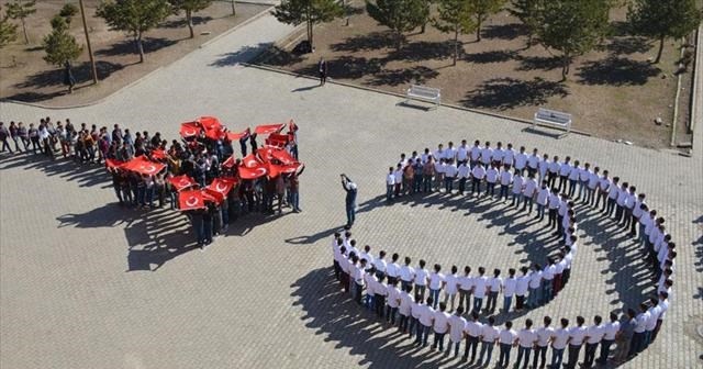 Muş&#039;ta öğrencilerden ay yıldız koreografisi