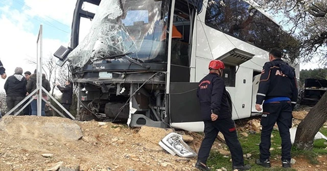 Otobüs elektrik direğine çarptı: 18 yaralı