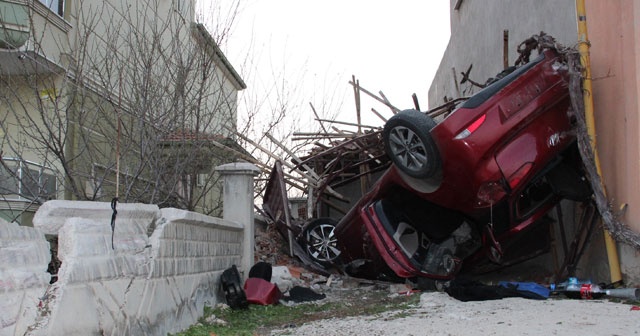 Otomobil takla atıp garaja çarptı: 4 yaralı