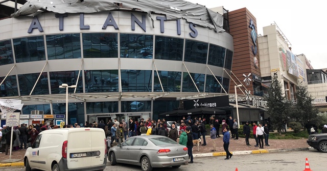 Pendik&#039;teki bir AVM&#039;de yangın çıktı