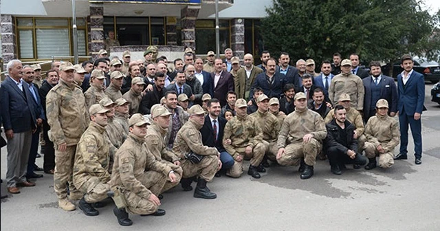 Sanatçı ve sporcular Mehmetçik'e destek için sınıra gitti
