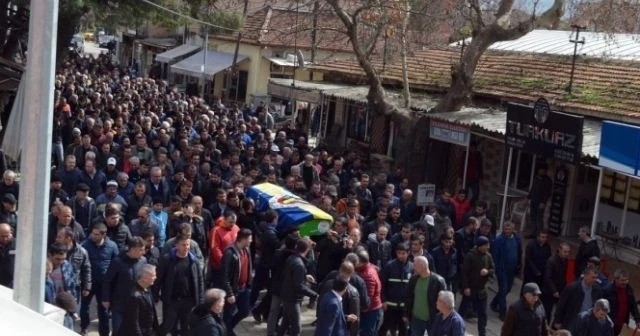 Son yolculuğuna tuttuğu takımın bayrağıyla uğurlandı