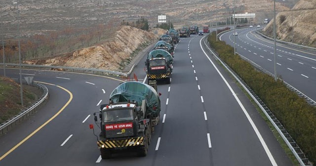 Suriye sınırına askeri sevkiyat sürüyor