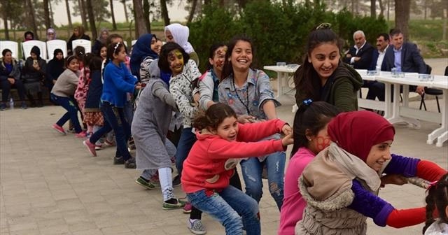 Suriyeli yetimler doyasıya eğlendi