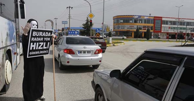 Tiyatro oyuncusundan trafik kazalarına dikkat çekmek için ilginç eylem