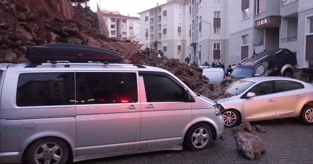 Trabzon&#039;da istinat duvarı çöktü, araçlar altında kaldı