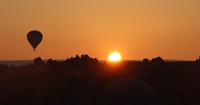 Turistler gün doğumunu balonda karşıladı