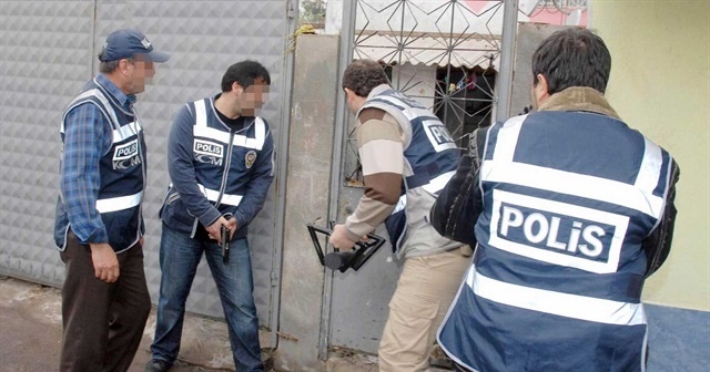 Yakalanmamak için polis telsizi dinliyorlarmış