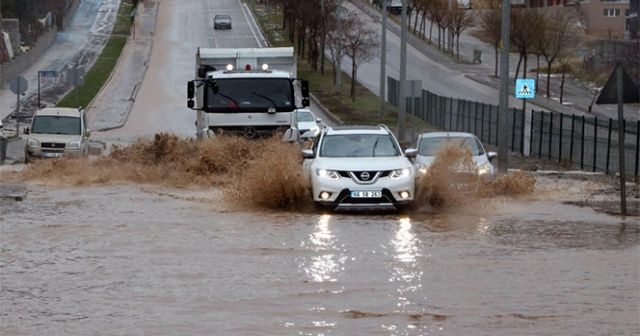 Yollar göle döndü! Sürücüler zor anlar yaşadı