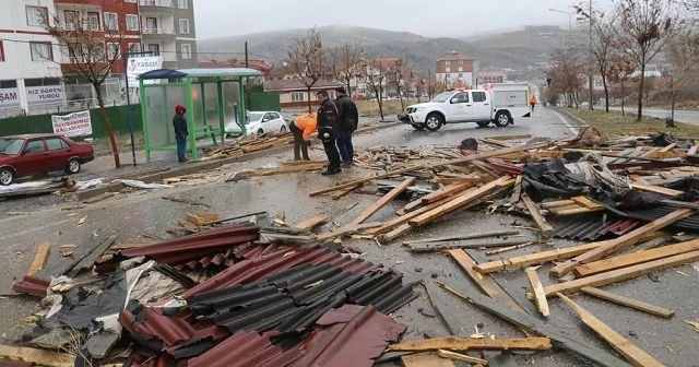 Yozgat'ta şiddetli rüzgar çatıları uçurdu