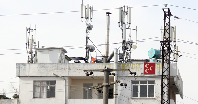 Adana&#039;da bir binanın üzerine 9 baz istasyonu diktiler