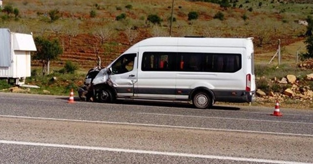 Ambulans ile minibüs çarpıştı: 6 yaralı