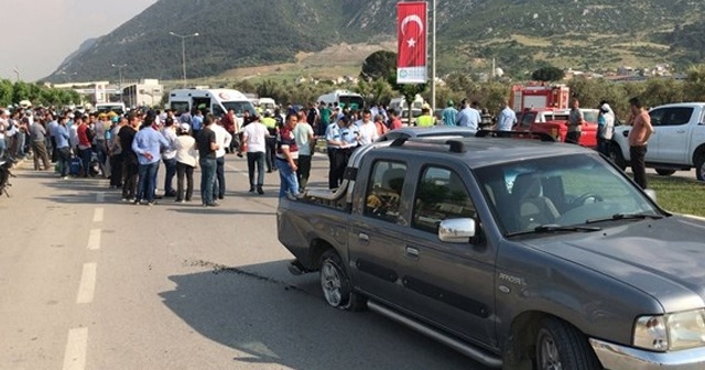 Araç işçilerin arasına daldı: 3 ölü