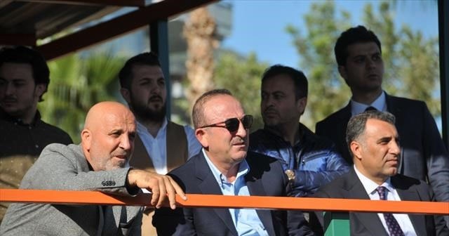 Bakan Çavuşoğlu’ndan Alanyaspor’a ziyaret