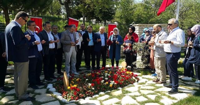 Bakan yardımcıları Afrin şehidinin kabrini ziyaret etti