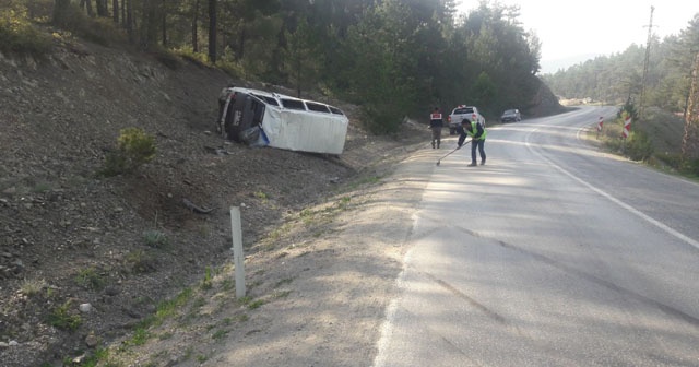 Bursa&#039;da işçileri taşıyan minibüs devrildi: 10 yaralı