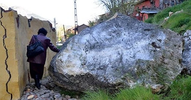 Dağdan kopan dev kayalar evlerin üzerine düştü