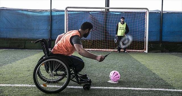 Engelli kalan Suriyeliler futbol ile moral buluyor