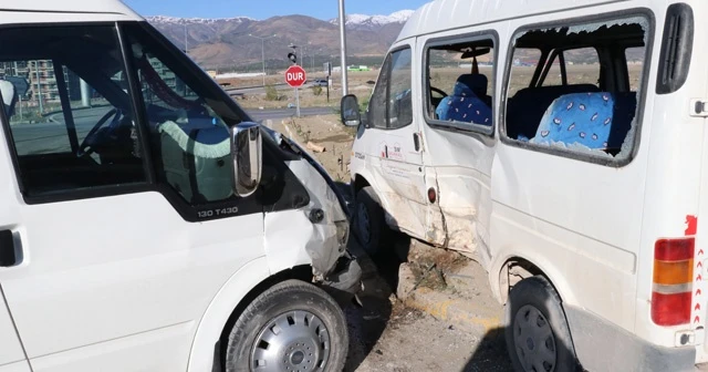 Erzincan'da iki minibüs çarpıştı: 12 yaralı