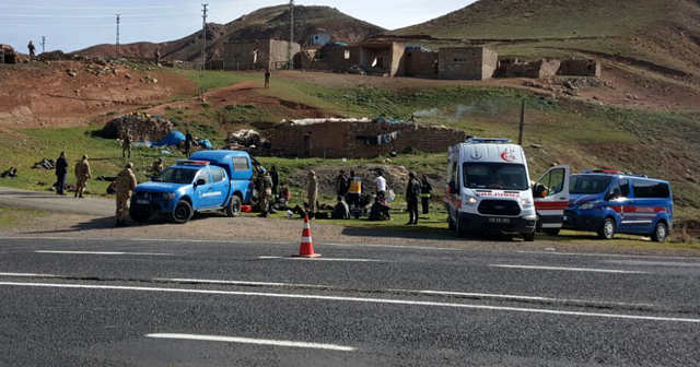 Erzurum&#039;da kaçakları taşıyan kamyon devrildi, ölü ve yaralılar var