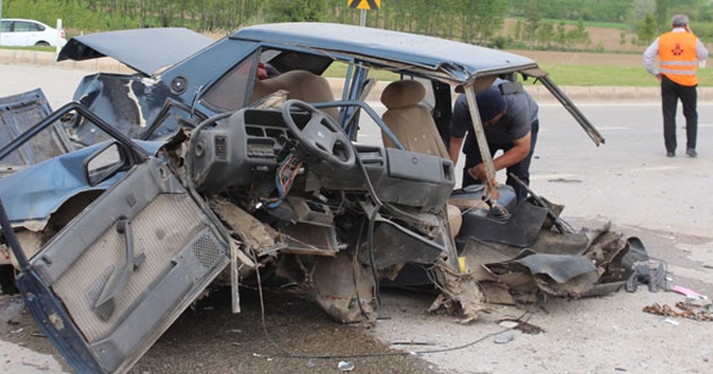 İkiye bölünen otomobilin sürücüsü ağır yaralandı